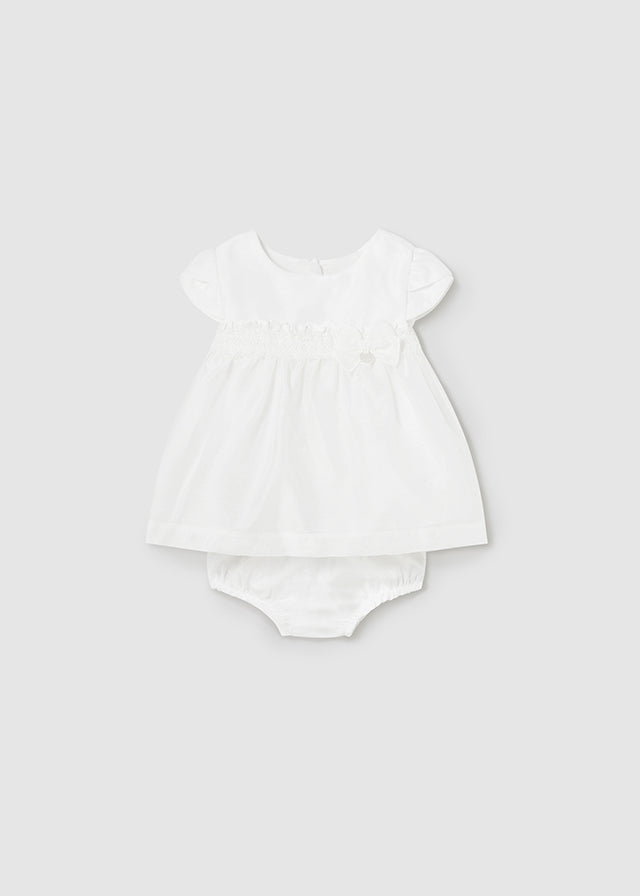 Kleid mit Schleife, Rundkragen, Reißverschluss und passenden Windelhöschen aus der festlichen Kollektion von Mayoral