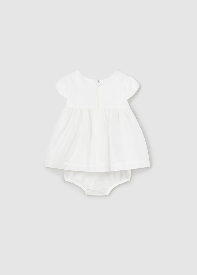 Kleid mit Schleife, Rundkragen, Reißverschluss und passenden Windelhöschen aus der festlichen Kollektion von Mayoral