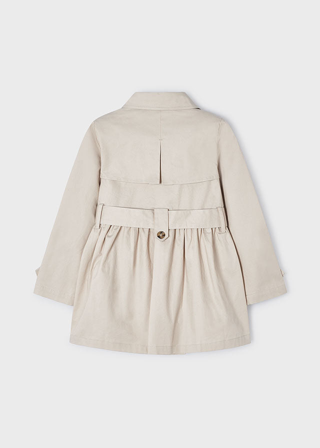 Langarm Trenchcoat für Mädchen. Hemdkragen. Knopfverschluss. Bequemer und widerstandsfähiger Twill-Stoff. Gürtelschärpe, die zur Anpassung der Taille am Kleidungsstück angenäht ist.