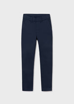 Beschreibung
Diese lange Chino Hose in elegantem Dunkelblau von Mayoral verbindet zeitlosen Stil mit hohem Tragekomfort. Perfekt für vielseitige Looks, bietet sie eine schlanke Passform und hochwertige Verarbeitung, die Ihren Alltag modisch und bequem gestaltet. Ein Must-have für jede Garderobe, das sich mühelos zu verschiedenen Outfits kombinieren lässt.