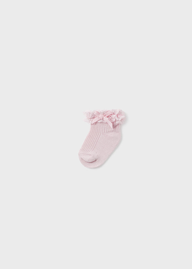 Socken mit Rüschen und Masche aus der festlichen Kollektion von Mayoral