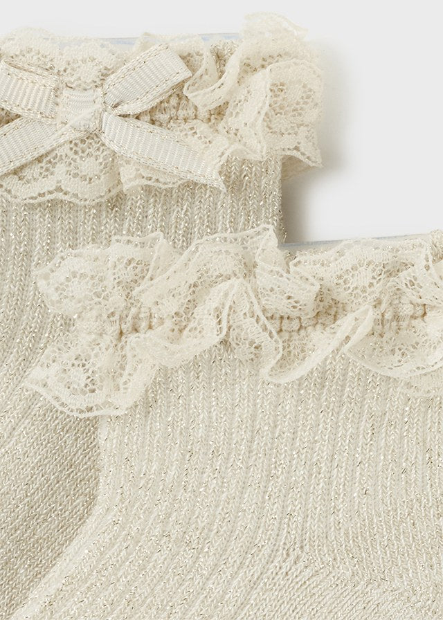 Socken mit Rüschen und Masche aus der festlichen Kollektion von Mayoral