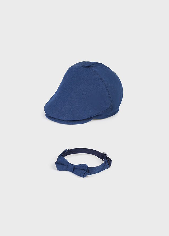 Beschreibung
Dieses elegante 2-teilige Set aus der festlichen Kollektion von Mayoral umfasst eine vielseitige Barett-Mütze und eine Fliege mit verstellbarem Verschluss. Die Mütze passt sich bequem an und verleiht jedem Outfit einen stilvollen Akzent, während die Fliege für den perfekten, individuellen Sitz sorgt. Ideal, um besondere Anlässe mit einem modischen Statement zu krönen.