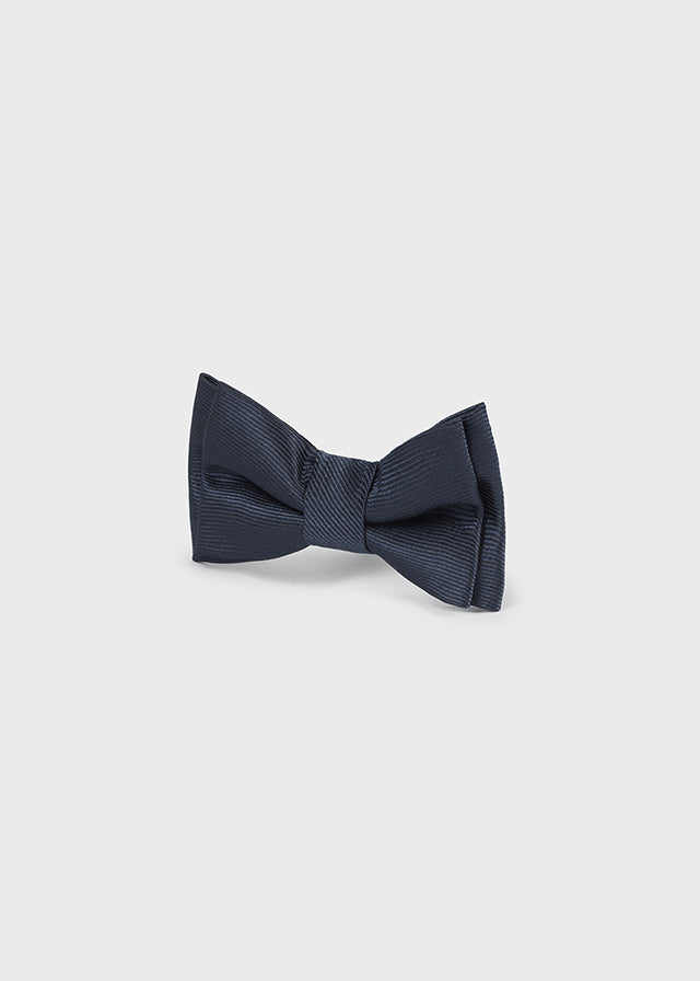 Beschreibung
Diese verstellbare Fliege aus der festlichen Kollektion von Mayoral verleiht jedem Outfit einen eleganten und stilvollen Akzent. Dank des praktischen Verstellmechanismus passt sie sich bequem an verschiedene Halsgrößen an und sorgt für einen perfekten Sitz. Ideal für besondere Anlässe, bringt sie einen Hauch von Raffinesse und sorgt für einen selbstbewussten Auftritt.