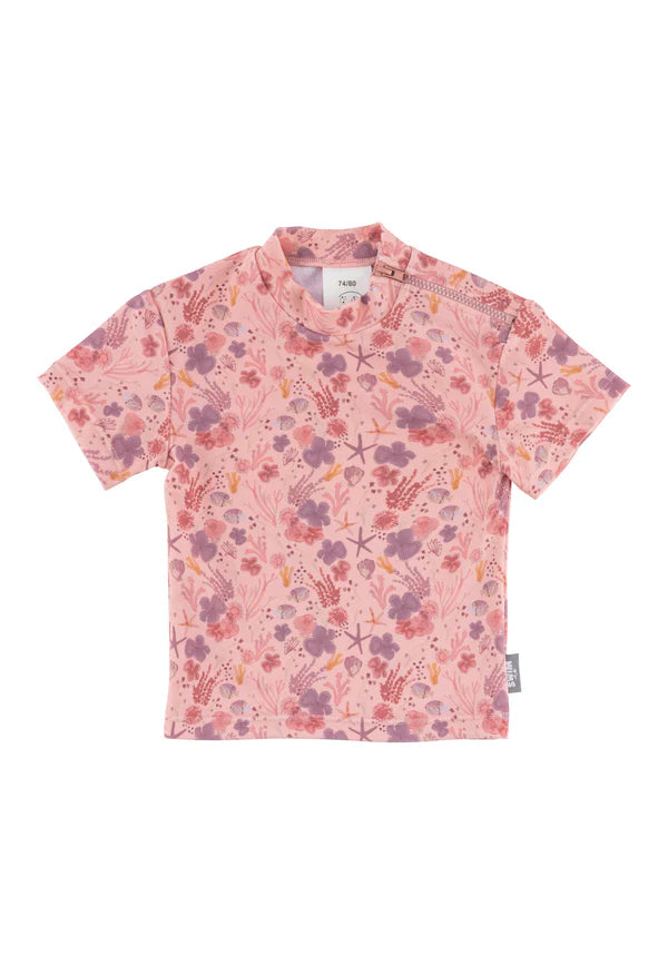 Das kurzärmelige Badeshirt mit Korallenmuster bietet zuverlässigen UV-Schutz 50+ und ist dank seitlichem Reißverschluss besonders leicht anzuziehen. Das elastische Material sorgt für hohen Tragekomfort – perfekt für sonnige Tage am Wasser.