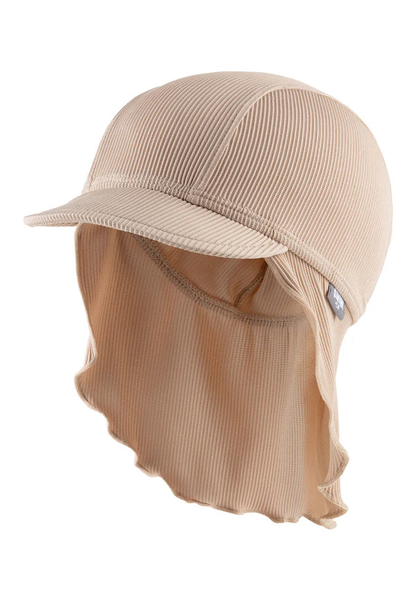 Diese Bademütze schützt Kopf und Nacken zuverlässig vor Sonne dank UV-Schutz 50+. Der schnelltrocknende, elastische Stoff sorgt für angenehmen Tragekomfort ohne störende Bänder. Ideal für sonnige Tage am Strand.