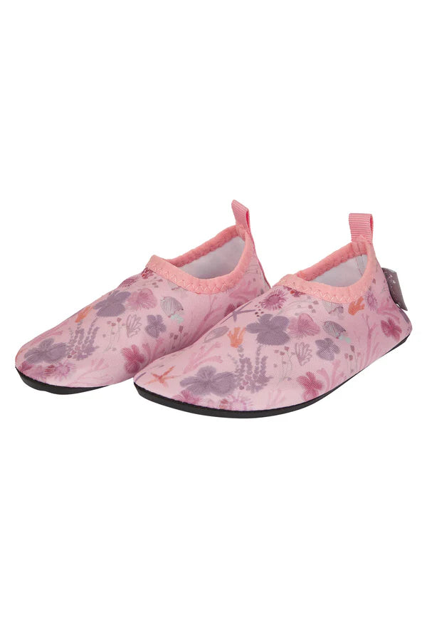 Diese Badeschuhe mit buntem Korallenmuster bieten sicheren Halt dank rutschfester Sohle und sind schnell trocknend. Perfekt für Strand, Wasserpark oder Garten – bequem und praktisch für kleine Wasserratten.