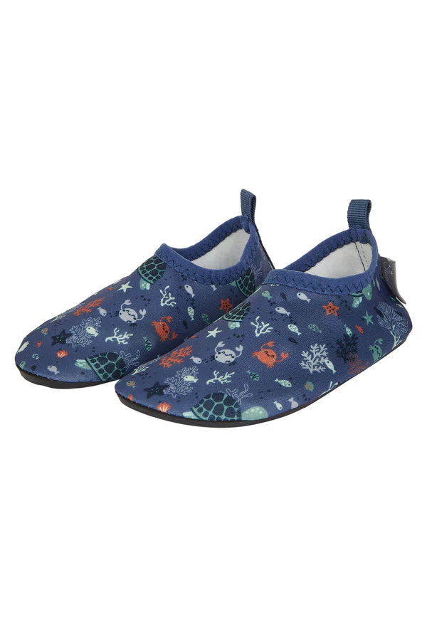 Diese Badeschuhe mit buntem Unterwasser-Design bieten sicheren Halt dank rutschfester Sohle. Sie sind aus schnelltrocknendem Material und leicht anzuziehen – ideal für kleine Entdecker im Wasser.
