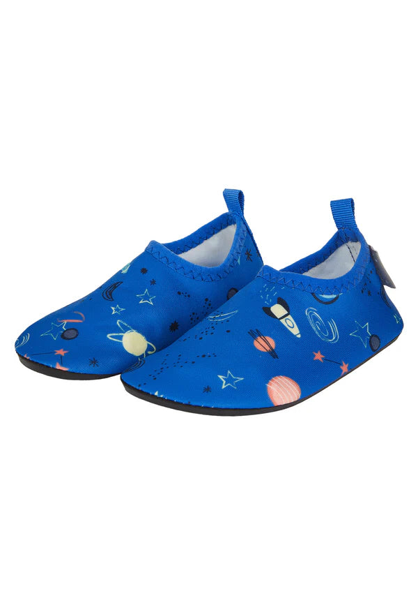 Diese Badeschuhe mit Weltraum-Motiven sind perfekt für kleine Abenteurer am Wasser. Sie bieten sicheren Halt dank rutschfester Sohle und sind bequem anzuziehen. Das atmungsaktive, schnelltrocknende Material sorgt für Komfort beim Spielen am Pool oder Strand.