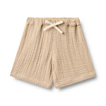 Leichte Shorts aus zartem Musselin in warmem Beige – perfekt für warme Tage. Die Shorts bestehen aus 100% Bio-Baumwolle und bieten maximalen Komfort und Atmungsaktivität. Das natürliche Material ist sanft zur Haut und umweltfreundlich. Ideal für Freizeit und entspannte Sommertage.