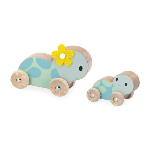 Das 2-teilige Schildkröten-Set aus Holz ist das perfekte Spielzeug für kleine Lauflerner ab 12 Monaten. Die handlichen Schildkröten mit abgerundeter Form fördern spielerisch die Motorik und Fantasie. Die große Schildkröte trägt eine weiche Filzblume, und die geräuscharmen Silikonräder sorgen für ruhige Spaziergänge. FSC™-zertifiziertes Holz garantiert nachhaltige Qualität. Ideal, um Kinder gemeinsam zu beschäftigen und auf Entdeckungsreise zu gehen!