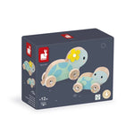 Das 2-teilige Schildkröten-Set aus Holz ist das perfekte Spielzeug für kleine Lauflerner ab 12 Monaten. Die handlichen Schildkröten mit abgerundeter Form fördern spielerisch die Motorik und Fantasie. Die große Schildkröte trägt eine weiche Filzblume, und die geräuscharmen Silikonräder sorgen für ruhige Spaziergänge. FSC™-zertifiziertes Holz garantiert nachhaltige Qualität. Ideal, um Kinder gemeinsam zu beschäftigen und auf Entdeckungsreise zu gehen!