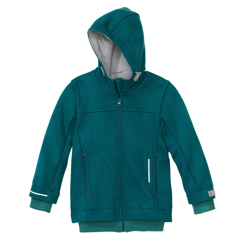 Die "bei-Wind-und-Wetter-draußen – Jacke" aus mollig warmer Bio-Merinowolle.Leib und Arme sind vorgeformt. Die so entstandene Passform macht die Jacke sehr angenehm zu tragen. Das Hochrutschen des Leibbunds bei nach oben ausgestreckten Armen wird durch den so genannten "High Reach"-Schnitt aus dem Klettersport gekonnt verhindert. So bleiben Bauch und Rücken schön warm. Damit nichts verloren geht, sind die Taschen mit Reißverschlüssen versehen. Reflektoren sorgen für Sicherheit im Dunkeln.