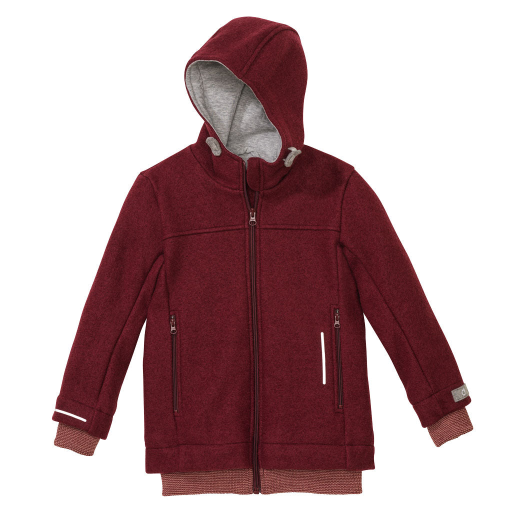 Die "bei-Wind-und-Wetter-draußen – Jacke" aus mollig warmer Bio-Merinowolle.Leib und Arme sind vorgeformt. Die so entstandene Passform macht die Jacke sehr angenehm zu tragen. Das Hochrutschen des Leibbunds bei nach oben ausgestreckten Armen wird durch den so genannten "High Reach"-Schnitt aus dem Klettersport gekonnt verhindert. So bleiben Bauch und Rücken schön warm. Damit nichts verloren geht, sind die Taschen mit Reißverschlüssen versehen. Reflektoren sorgen für Sicherheit im Dunkeln.