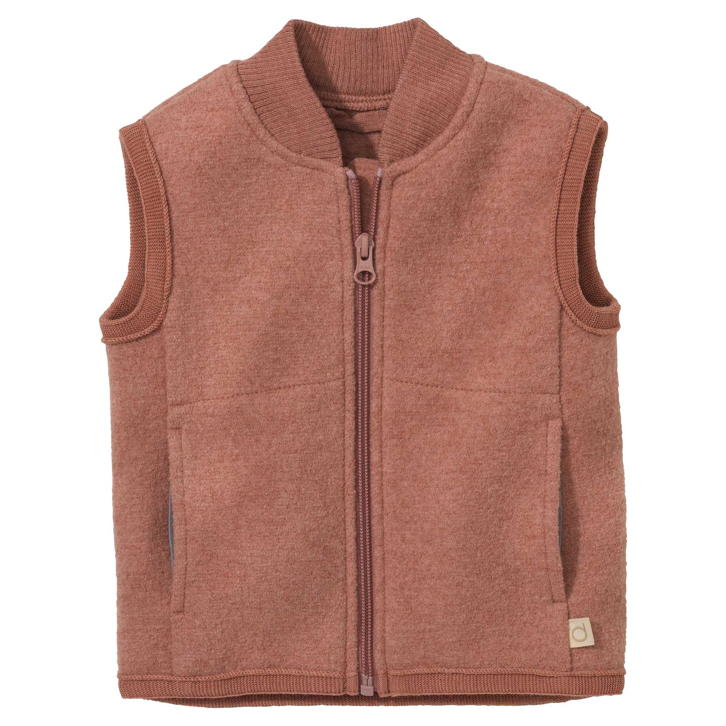 Unsere kleine Weste ist gerade und sportiv geschnitten, hat einen vorgeformten Leib für einen bequemen Sitz und kommt mit zwei großen Taschen für alles Wichtige, das unbedingt mit muss. Ein fein gestrickter Kragen schließt am Hals schmuseweich ab, ein kurzer Beleg schützt den Hals vor Unfällen mit dem Reißverschluss und verhindert, dass dieser kratzt. Unsere Disana Walk-Weste ist der ideale Begleiter wenn eine Jacke noch zu warm, ein Pullover alleine aber schon zu kühl ist.