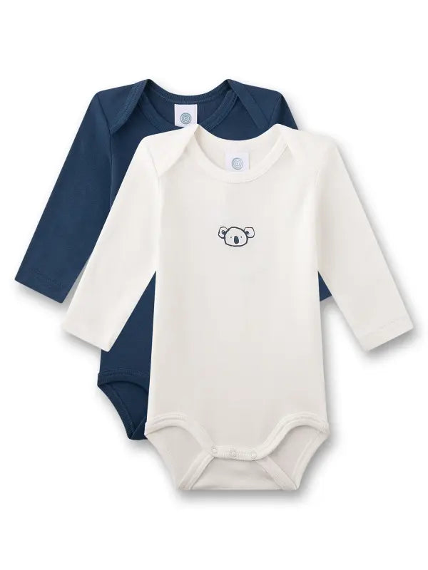 Der attraktive Doppelpack Jungen-Langarmbodys von Sanetta vereint klassisches Design mit nachhaltiger Herstellung. Das Set umfasst einen Body in zartem Beige mit niedlichem Koala-Motiv und einen in zeitlosem Dunkelblau. Beide Bodys sind aus 100 % GOTS-zertifizierter Bio-Baumwolle gefertigt und bieten dank weicher Feinripp-Qualität ein besonders sanftes Gefühl auf der empfindlicher Babyhaut. Die amerikanischen Schultern sorgen für einfaches An- und Ausziehen, während Druckknöpfe im Schritt das Windelwechseln