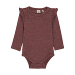 Dieser langärmlige Body von Celavi von Celavi  aus Wolle ist ein absolutes Basic für jeden Kleiderschrank. Hergestellt aus hochwertiger Wolle bietet er die perfekte Kombination aus Wärme, Atmungsaktivität und Tragekomfort. Ideal zum unterziehen oder als Oberteil für kalte Tage. Ein Muss für jeden, der Wert auf Qualität legt.