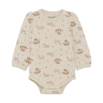 Dieser Woll-Body von Celavi bietet hochwertige Qualität und besteht aus weicher, warmer Merinowolle. Ideal für kalte Tage und für Babys, die es kuschelig und warm mögen. Die perfekte Wahl für stilbewusste Eltern, die Wert auf Komfort und Funktionalität legen.