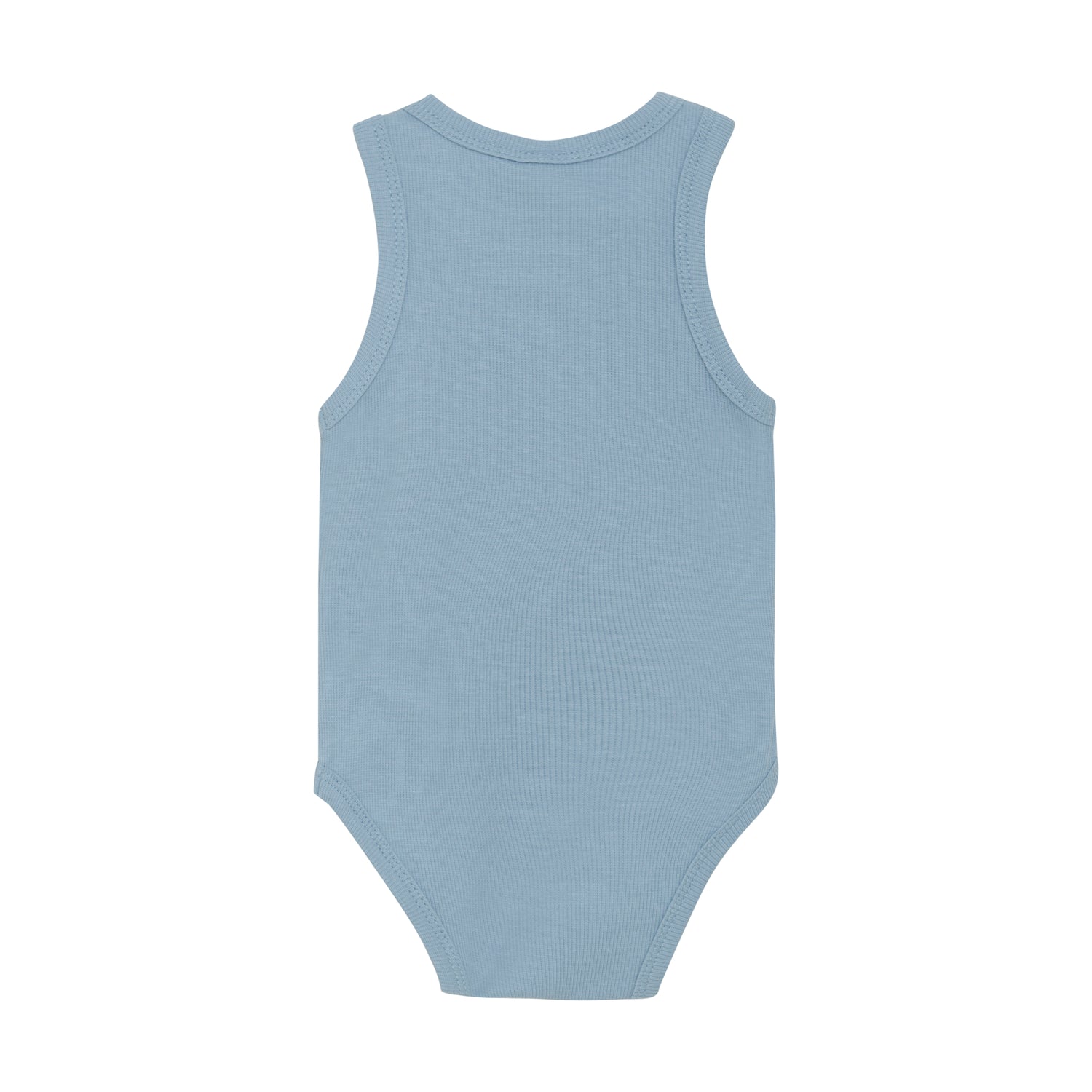 Dieser blaue Body von Celavi bietet angenehmen Tragekomfort und eine hochwertige Verarbeitung, die Ihr Kind den ganzen Tag unterstützt.