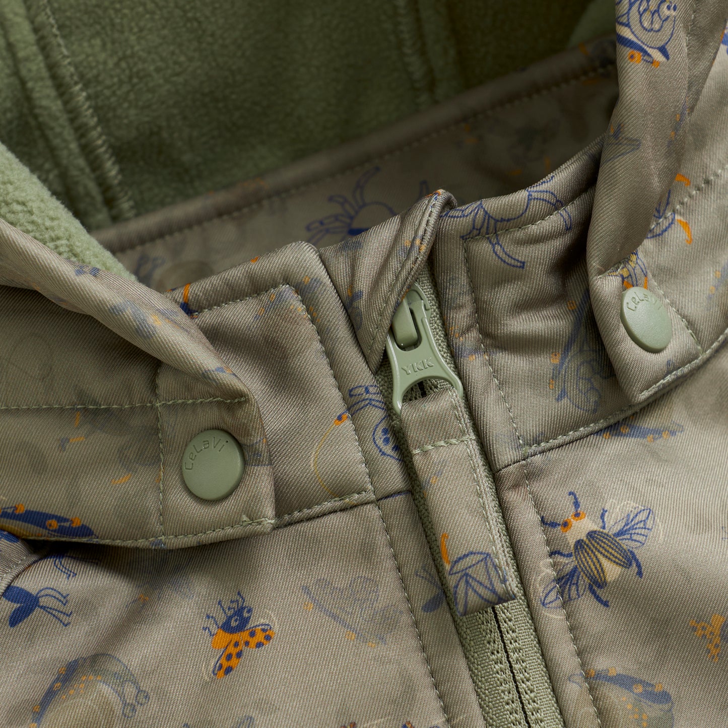 Die Softshell-Jacke von Celavi überzeugt mit einem weichen Innenfleece und einem attraktiven Tiermuster. Mit einer Wassersäule von 8000 mm hält sie an kühlen und nassen Tagen warm und trocken. In Kombination mit der passenden Hose bietet sie kleinen Abenteurern umfassenden Schutz.