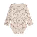 Der farbenfrohe All-Over-Blümchenprint verleiht dem Body von Celavi einen verspielten, modernen Look. Perfekt für Übergangsjahreszeiten und vielseitig kombinierbar. Das hochwertige Material aus 50% Wolle und 50% Viskose bietet optimale Wärmeisolation und angenehmen Tragekomfort. Die Viskose sorgt für eine geschmeidige Oberfläche und gute Feuchtigkeitsregulierung, während die Wolle natürliche Temperaturausgleichseigenschaften mitbringt.