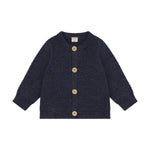 Eleganter dunkelblauer Cardigan von Celavi aus 100% Wolle. Das zeitlose Strickstück überzeugt mit hochwertiger Verarbeitung und angenehmer Wärmeisolation. Perfekt für vielseitige Styling-Möglichkeiten – ideal zu Hemden, T-Shirts oder Kleidern. Der klassische Schnitt macht ihn zu einem unverzichtbaren Basics-Piece für jede Garderobe.