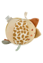 Der Stoffball Safari ist ein weiches, 11 cm großes Babyspielzeug mit Rassel, Quietsche und Knisterpapier. Es fördert spielerisch die Sinne und motorische Entwicklung und lässt sich dank des sternförmigen C-Rings leicht aufhängen. Ideal für kleine Hände.