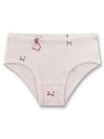 Der anschmiegsame Hüftslip für Mädchen von Sanetta in zartem Rosa begeistert mit einem reizenden Ballerina-Allover. Aus einem hautschmeichelnden Baumwoll-Modal-Mix gefertigt, bietet die elastische Single-Jersey-Qualität einen besonders zarten und angenehmen Tragekomfort. Der Slip sitzt bequem auf normaler Leibhöhe, während der weiche Taillenbund nicht einschneidet und für eine optimale Passform sorgt. Der verspielte Allover zeigt liebevoll gestaltete Bärchen-Ballerinas mit Blütenröckchen in Pink und Schleif