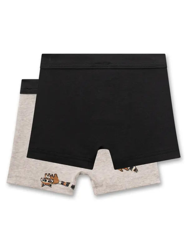 Der praktische Doppelpack Hipshorts für Jungen von Sanetta überzeugt mit Komfort und kindgerechtem Design. Enthalten sind eine Hipshorts in zeitlosem Schwarz und eine in Beige Melange mit einem verspielten Allover-Print aus kleinen Waschbären in Braun und Schwarz. Die hochwertige, formstabile Feinripp-Qualität sorgt zusammen mit dem bequemen Softbund für eine optimale Passform ohne einzuengen. Ideal für den Alltag, bieten die Shorts ein angenehmes Tragegefühl und behalten auch nach vielen Wäschen ihre Form.