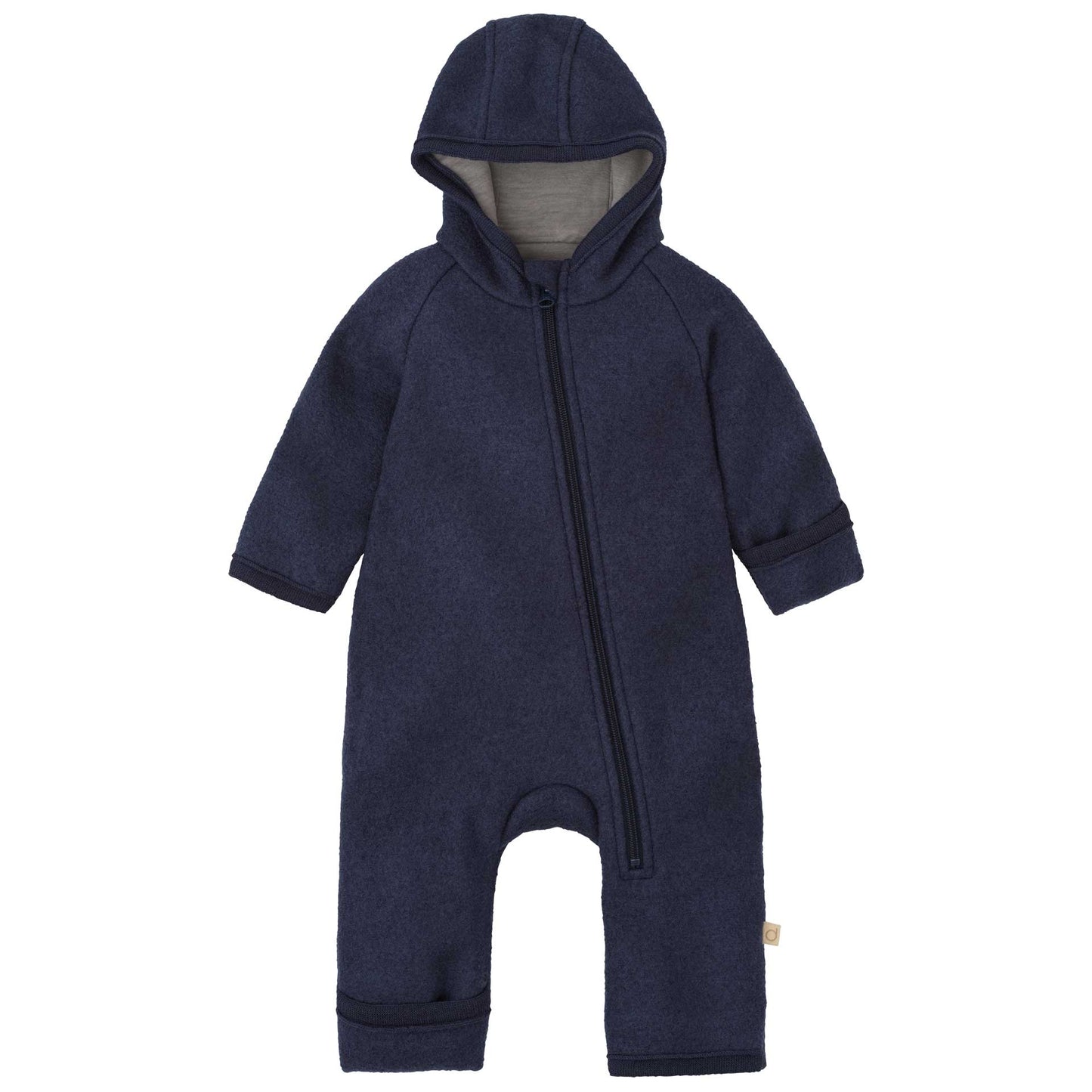 Der dunkelblaue Zipp-Overall von Disana besteht aus hochwertiger Schurwolle und sorgt für wohlige Wärme.