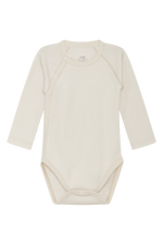 Dieser weiße Langarm-Body von Hust & Claire überzeugt durch zeitlose Eleganz und hohen Tragekomfort.