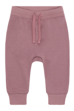 Weiche rosa Sweatpants aus hochwertiger Wolle von Hus & Claire – perfekt für gemütliche Stunden mit stilvollem Komfort.