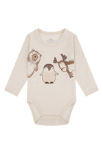 Der cremefarbene Body von Hust & Claire überzeugt mit einem liebevollen Wintertier-Design und sorgt für wohligen Komfort.