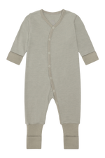 Dieser grüne Woll-Schlafanzug von Hust & Claire bietet angenehmen Tragekomfort und natürliche Wärme für erholsame Nächte.