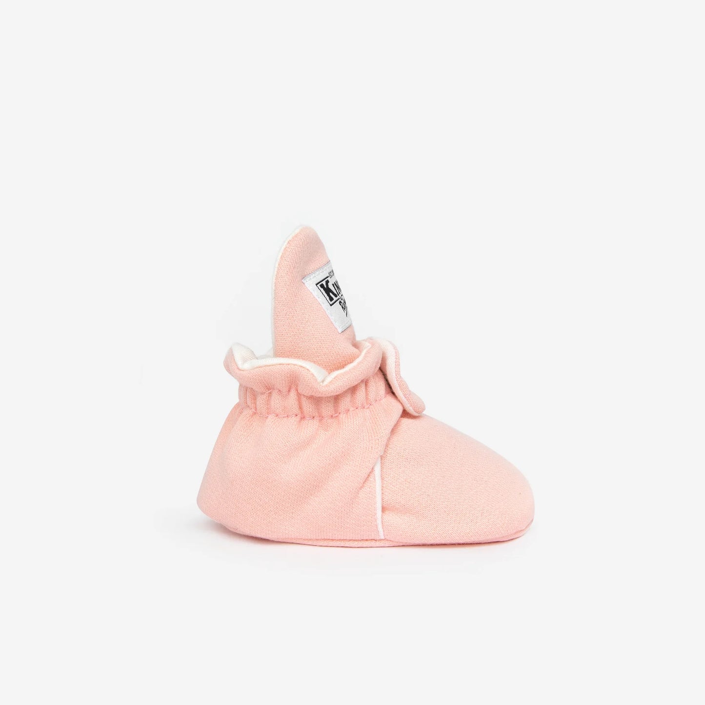 ie Kings & Rebels Baby Booties wurden mit einem einfachen und praktischen Druckknopf- Verschluss entworfen, was das Anziehen von strampelnden Babys in wenigen Sekunden ermöglicht.
Der komplett um die Ferse verlaufende und über dem Knöchel sitzende, integrierte Gummizug verhindert auch bei sehr aktiven Babys das Herunterrutschen des Booties.
Alle Modelle der ´Cotton Classic´ und ´Cotton Gripper´ Linie sind aus haut- und umweltfreundlicher Baumwolle gefertigt, was für hohen Tragekomfort auch bei frühlin