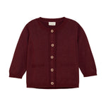 Diese wunderschöne Strickweste von Fixoni in bordeaux rot ist perfekt für Babys. Der weiche Stoff sorgt für ein angenehmes Tragegefühl und hält Ihr Baby warm. Mit dieser Strickweste ist Ihr Baby immer modisch gekleidet.