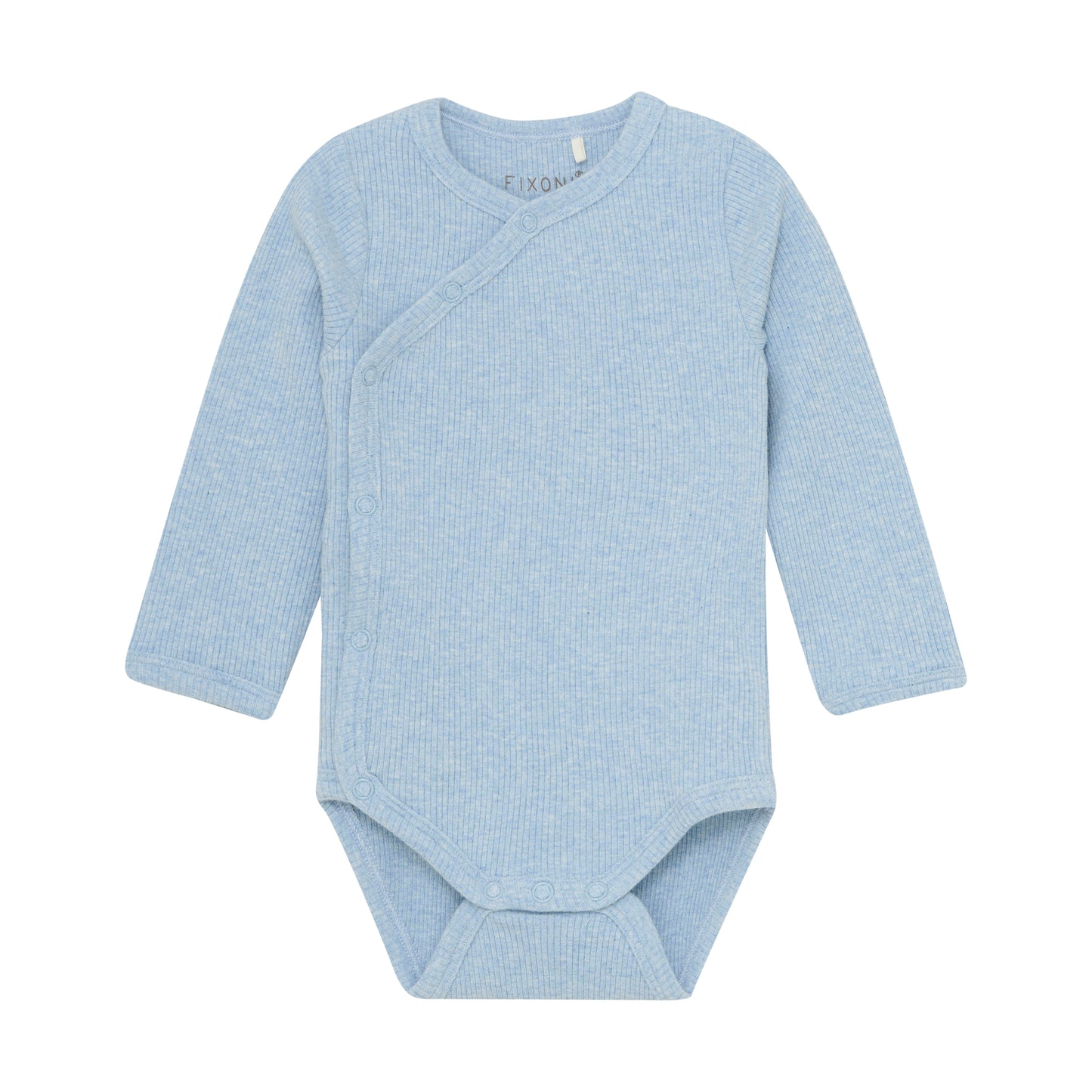 Der gerippte Wickel-Body in Blau von Fixoni besticht durch eine Mischung aus Modal und Baumwolle und bietet somit angenehmen Tragekomfort für Ihr Baby. Das praktische Design sorgt für einfache Handhabung und hält Ihr Kind warm und geschützt. Ideal für den Alltag und vielseitig kombinierbar.
