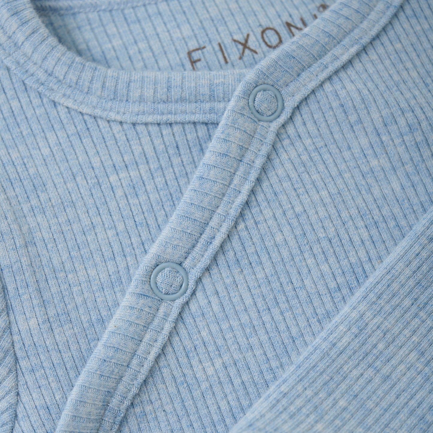 Der gerippte Wickel-Body in Blau von Fixoni besticht durch eine Mischung aus Modal und Baumwolle und bietet somit angenehmen Tragekomfort für Ihr Baby. Das praktische Design sorgt für einfache Handhabung und hält Ihr Kind warm und geschützt. Ideal für den Alltag und vielseitig kombinierbar.