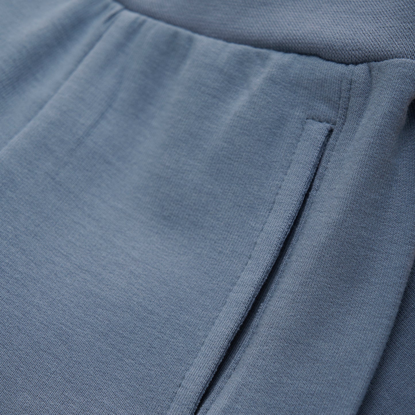 Beschreibung
Diese weiche Hose in einem tollen Blau von Fixoni bietet höchsten Tragekomfort und eine angenehme Passform für den ganzen Tag. Ideal für entspannte Stunden oder aktive Tage, verbindet sie Qualität mit stilvollem Design. Perfekt, um sich rundum wohlzufühlen.
Material
65% Viscose/ 30% Cotton 5% Elastane