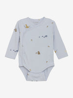 Der langärmlige Wickelbody von Fixoni in zartem Hellblau besticht durch kleine, zurückhaltende Tiermotive und verbindet elegantes Design mit angenehmem Tragekomfort.