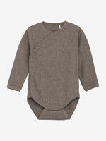 Dieser langärmlige Wickelbody von Fixoni besticht durch sein meliertes Braun und die feine Rippstruktur.