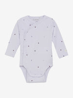 Langärmliger Wickelbody von Fixoni in zartem Helllila, gefertigt aus geripptem Material und verziert mit kleinen, dezenten violetten Herzmotiven.