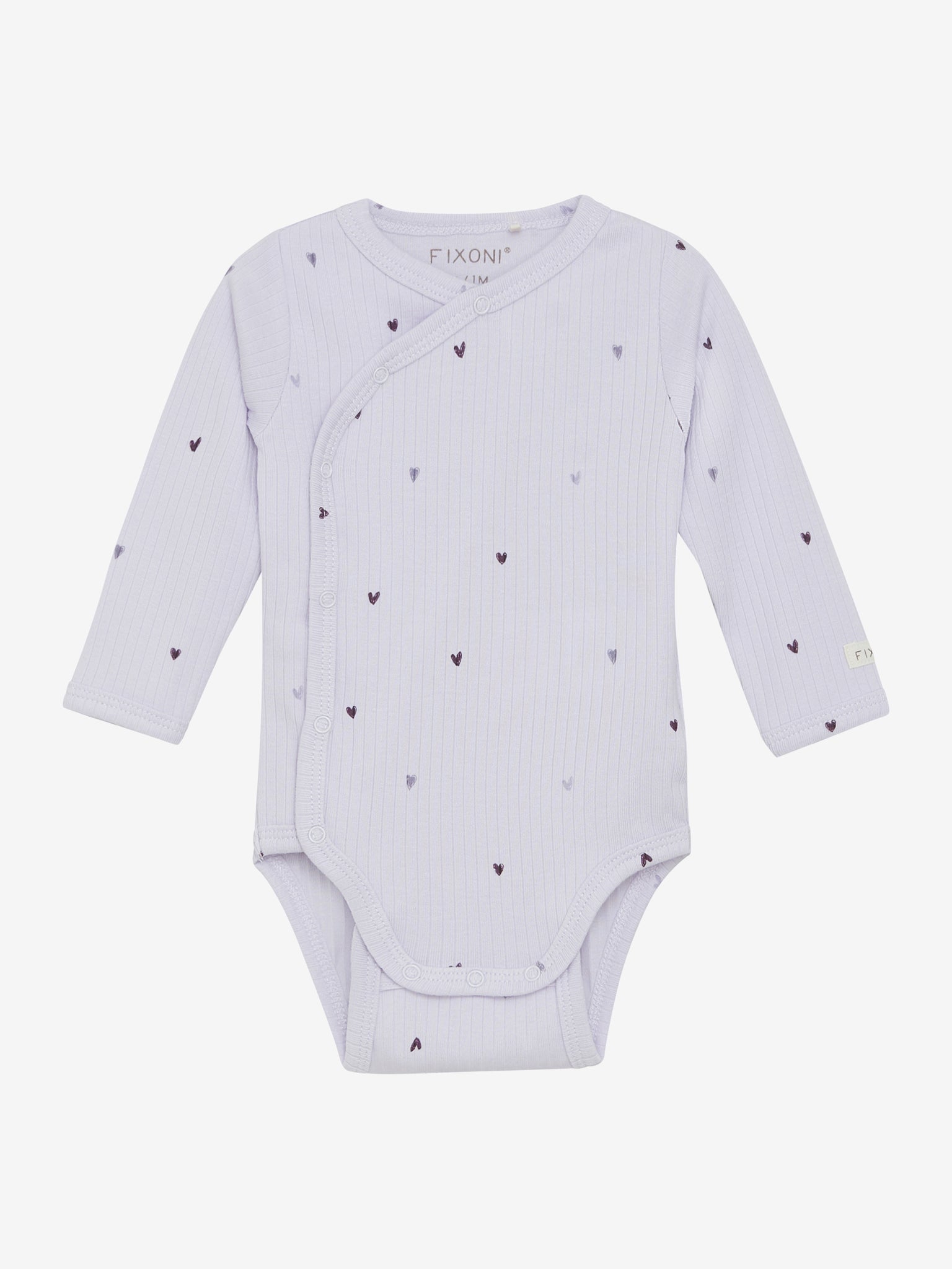 Langärmliger Wickelbody von Fixoni in zartem Helllila, gefertigt aus geripptem Material und verziert mit kleinen, dezenten violetten Herzmotiven.