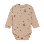 Dieser beige Langarm-Body von Fixoni überzeugt mit dezenten Weihnachtsmotiven und sorgt für festliche Stimmung bei Ihrem Baby.