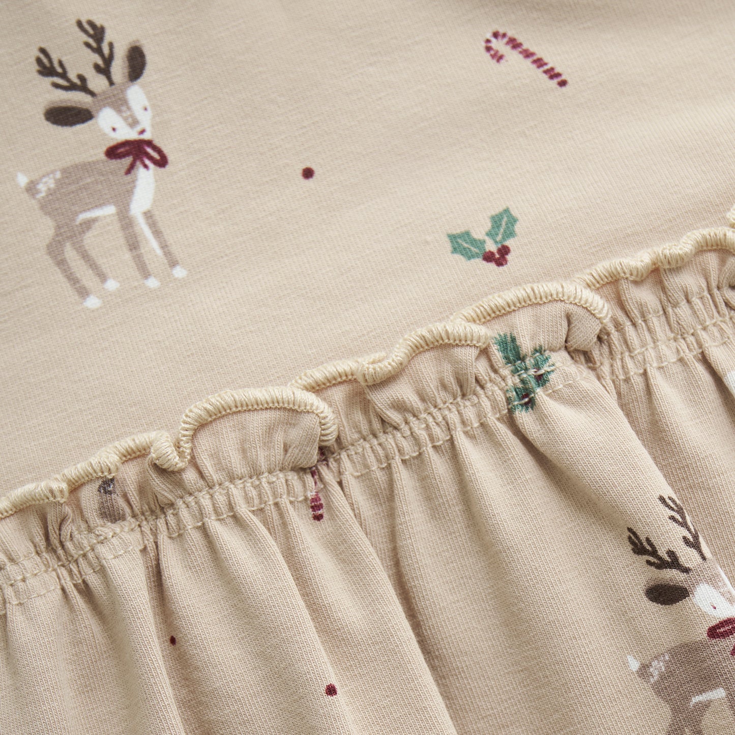 Dieses langärmelige Bodykleid von Fixoni in Beige besticht durch zarte, weihnachtliche Motive und sorgt für festliche Eleganz in der kalten Jahreszeit.