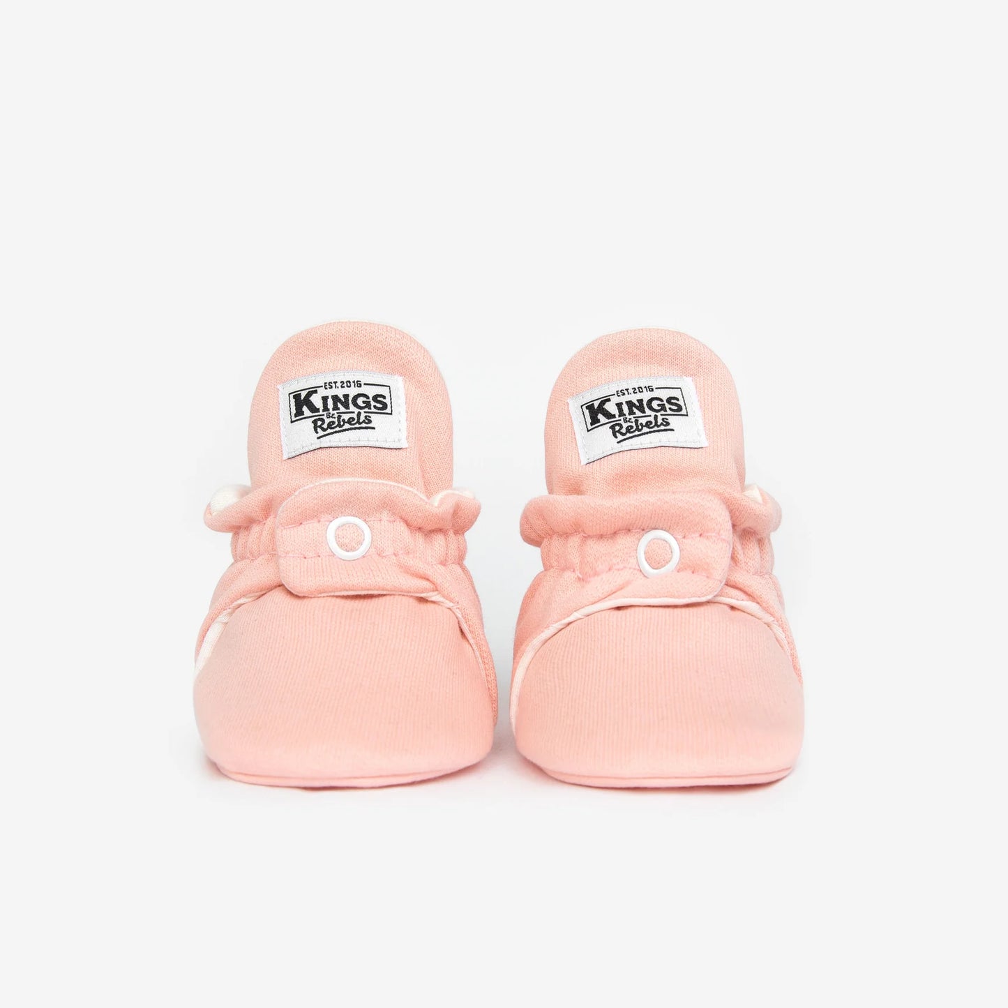 ie Kings & Rebels Baby Booties wurden mit einem einfachen und praktischen Druckknopf- Verschluss entworfen, was das Anziehen von strampelnden Babys in wenigen Sekunden ermöglicht.
Der komplett um die Ferse verlaufende und über dem Knöchel sitzende, integrierte Gummizug verhindert auch bei sehr aktiven Babys das Herunterrutschen des Booties.
Alle Modelle der ´Cotton Classic´ und ´Cotton Gripper´ Linie sind aus haut- und umweltfreundlicher Baumwolle gefertigt, was für hohen Tragekomfort auch bei frühlin