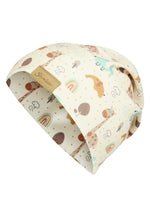 Diese Mütze mit einem charmanten Giraffen-Design von Sterntaler ist ein stilvoller Begleiter für kalte Tage.