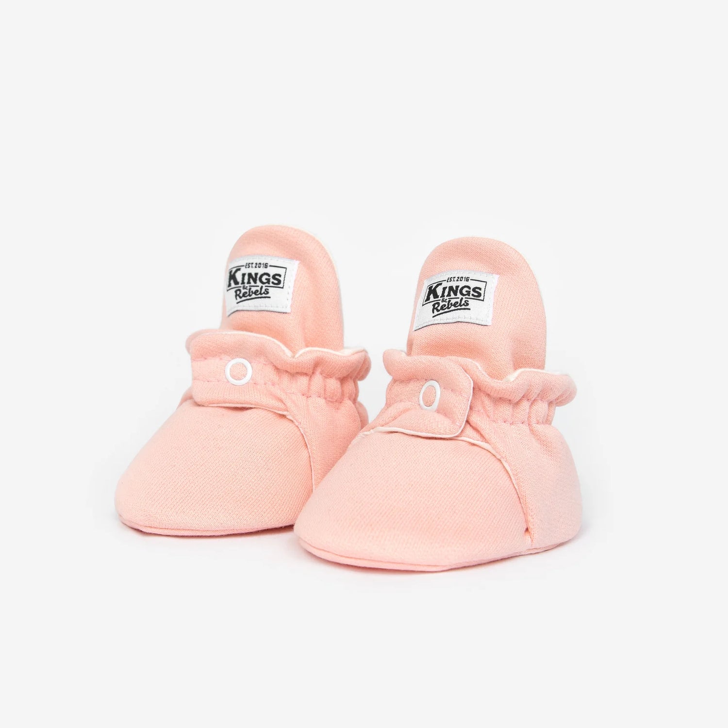 ie Kings & Rebels Baby Booties wurden mit einem einfachen und praktischen Druckknopf- Verschluss entworfen, was das Anziehen von strampelnden Babys in wenigen Sekunden ermöglicht.
Der komplett um die Ferse verlaufende und über dem Knöchel sitzende, integrierte Gummizug verhindert auch bei sehr aktiven Babys das Herunterrutschen des Booties.
Alle Modelle der ´Cotton Classic´ und ´Cotton Gripper´ Linie sind aus haut- und umweltfreundlicher Baumwolle gefertigt, was für hohen Tragekomfort auch bei frühlin