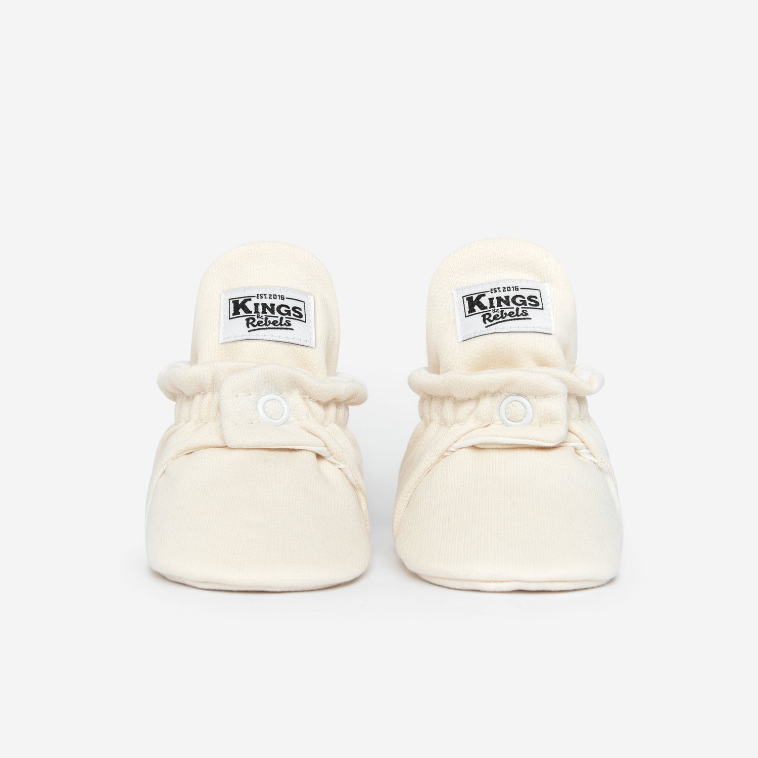 Die Kings & Rebels Baby Booties wurden mit einem einfachen und praktischen Druckknopf- Verschluss entworfen, was das Anziehen von strampelnden Babys in wenigen Sekunden ermöglicht.
Der komplett um die Ferse verlaufende und über dem Knöchel sitzende, integrierte Gummizug verhindert auch bei sehr aktiven Babys das Herunterrutschen des Booties.
Alle Modelle der ´Cotton Classic´ und ´Cotton Gripper´ Linie sind aus haut- und umweltfreundlicher Baumwolle gefertigt, was für hohen Tragekomfort auch bei frühli