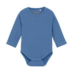 Beschreibung
Süßer einfarbiger Ripp-Body von HUTTEliHUT. Der Body hat lange Ärmel und wird mit Druckknöpfen an der Schulter und zwischen den Beinen geschlossen. Hergestellt aus einer unglaublich weichen Qualität. Dieses Produkt enthält TENCEL™ Fasern.